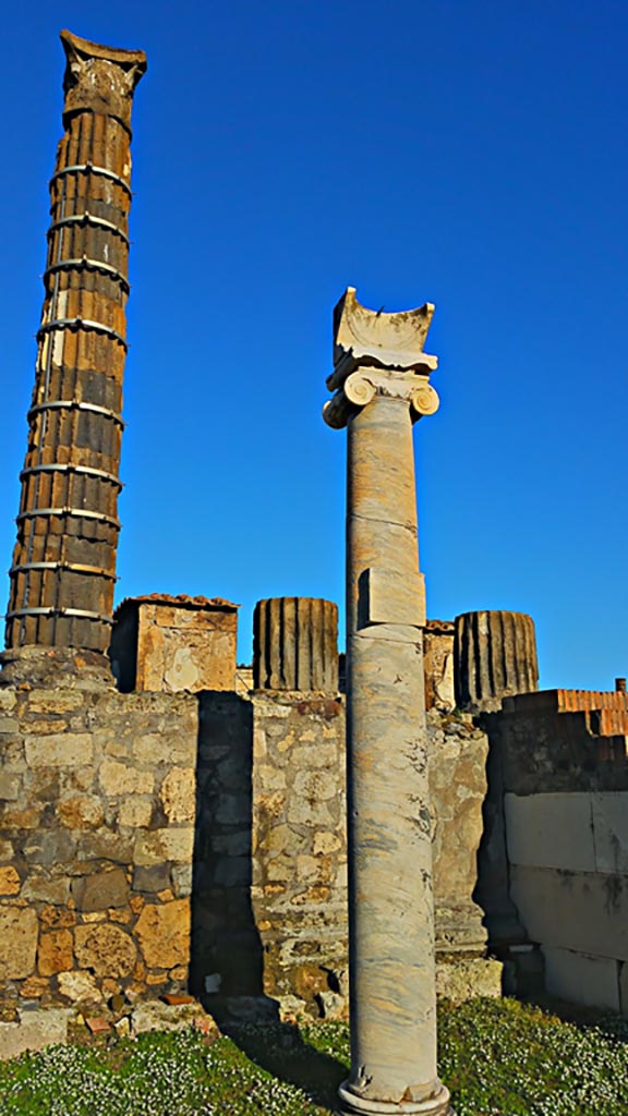VII.7.32 Pompeii. December 2019. 
Sundial on west side of steps to podium. Photo courtesy of Giuseppe Ciaramella.