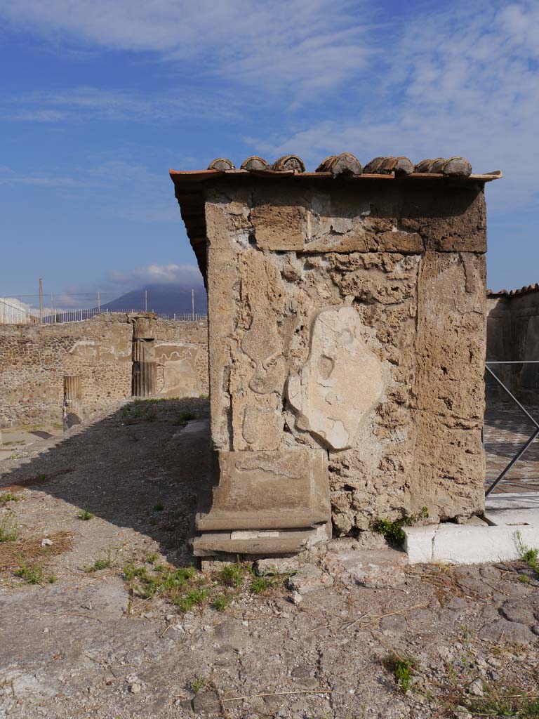 VII.7.32, Pompeii. September 2018. Looking north to exterior south wall at south-west corner of cella.
Foto Anne Kleineberg, ERC Grant 681269 DÉCOR.
