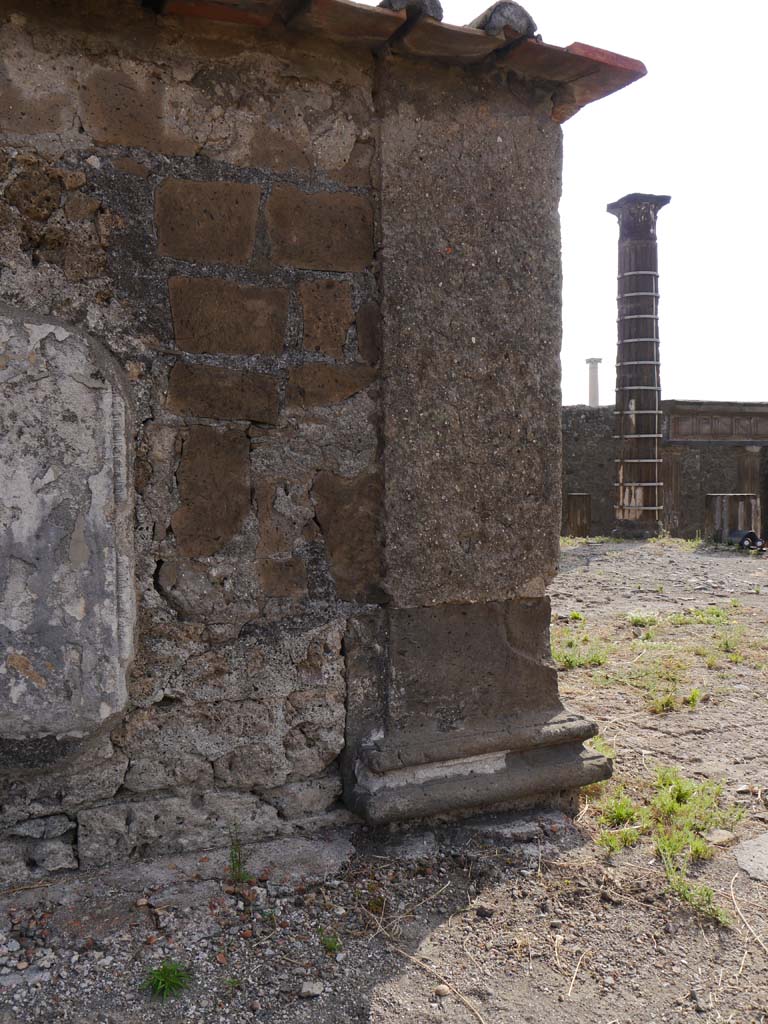 VII.7.32, Pompeii. September 2018. Looking east from south end of exterior west wall of cella. 
Foto Anne Kleineberg, ERC Grant 681269 DÉCOR.