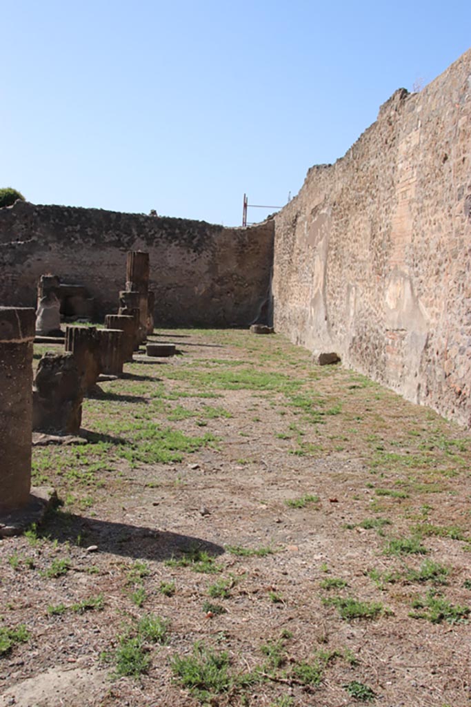 VII.7.32 Pompeii. October 2023. 
Looking west along north side of colonnade on north portico. Photo courtesy of Klaus Heese.