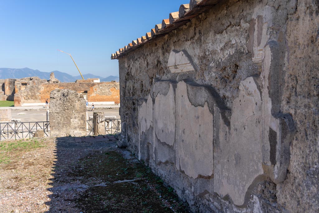 VII.7.32 Pompeii. October 2023. Looking east along rear exterior north wall, towards Forum. Photo courtesy of Johannes Eber.