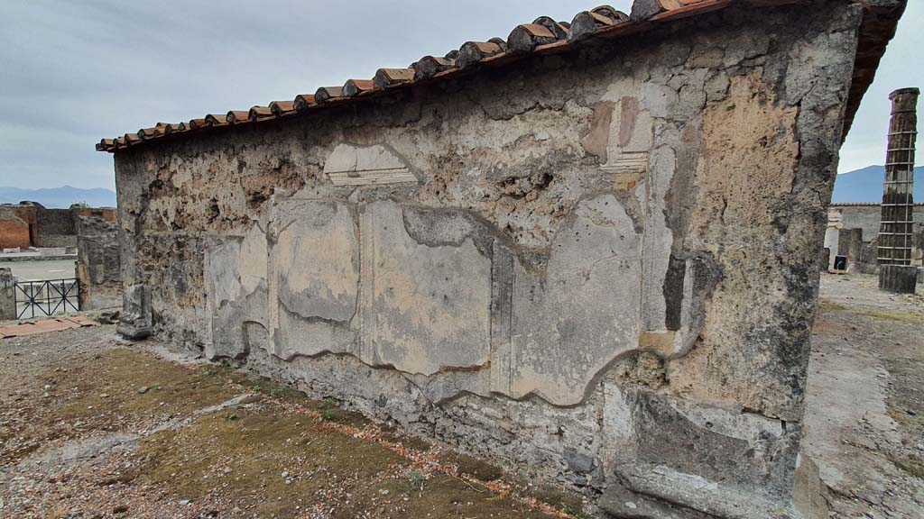 VII.7.32 Pompeii. August 2021. Looking east along rear exterior north wall, towards Forum. 
Foto Annette Haug, ERC Grant 681269 DÉCOR.