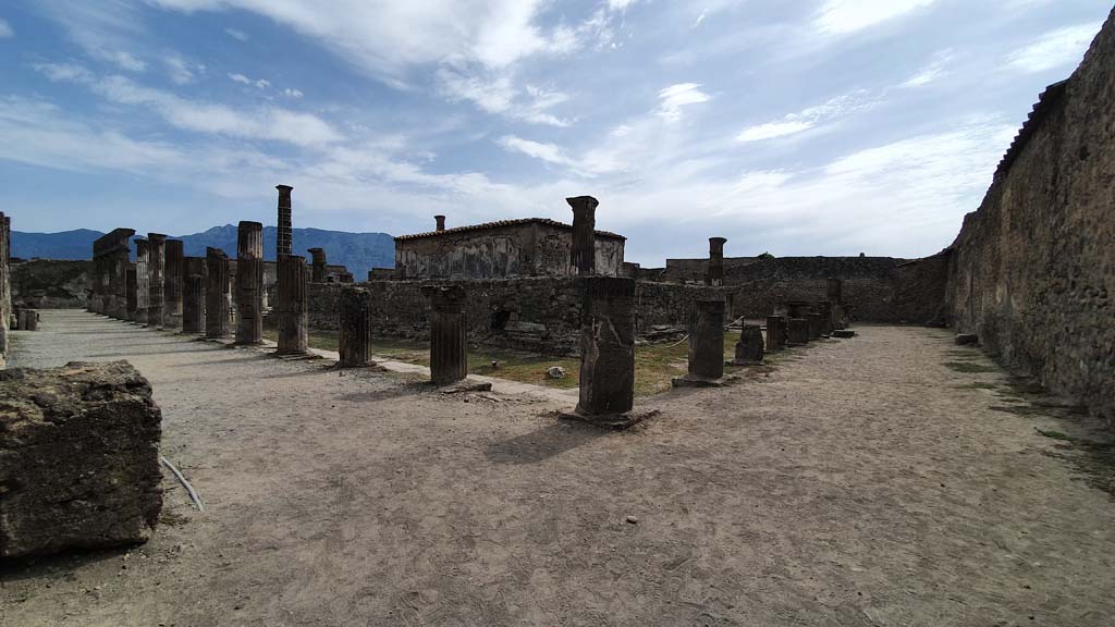 VII.7.32 Pompeii. August 2021. 
Looking south from north-east corner along east portico, on left, and west along north portico, on right.
Foto Annette Haug, ERC Grant 681269 DÉCOR.