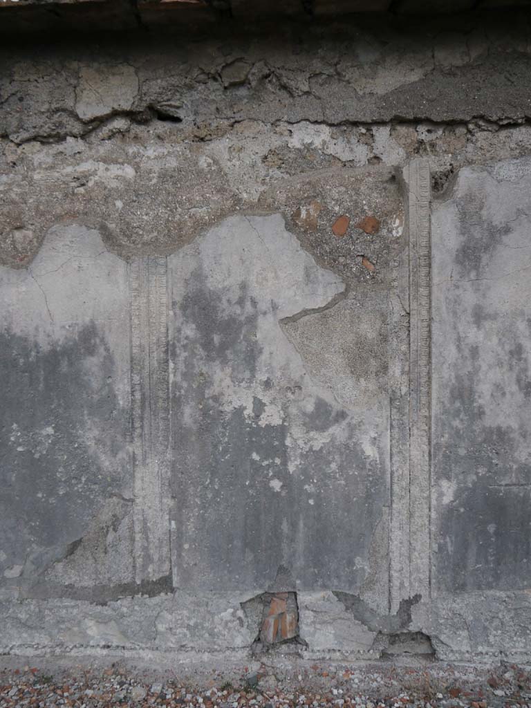 VII.7.32, Pompeii. September 2018. 
Detail of stucco decoration on exterior east wall of cella towards the north end.
Foto Anne Kleineberg, ERC Grant 681269 DÉCOR.