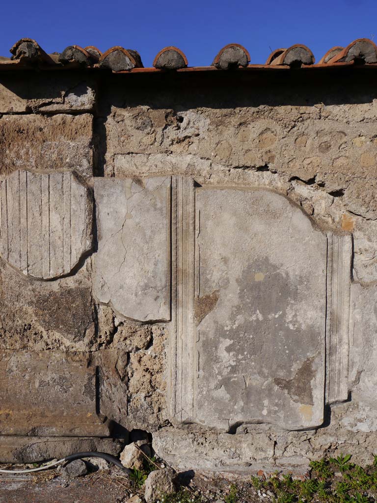 VII.7.32, Pompeii. September 2018. Detail from east wall at south end. 
Foto Anne Kleineberg, ERC Grant 681269 DÉCOR.