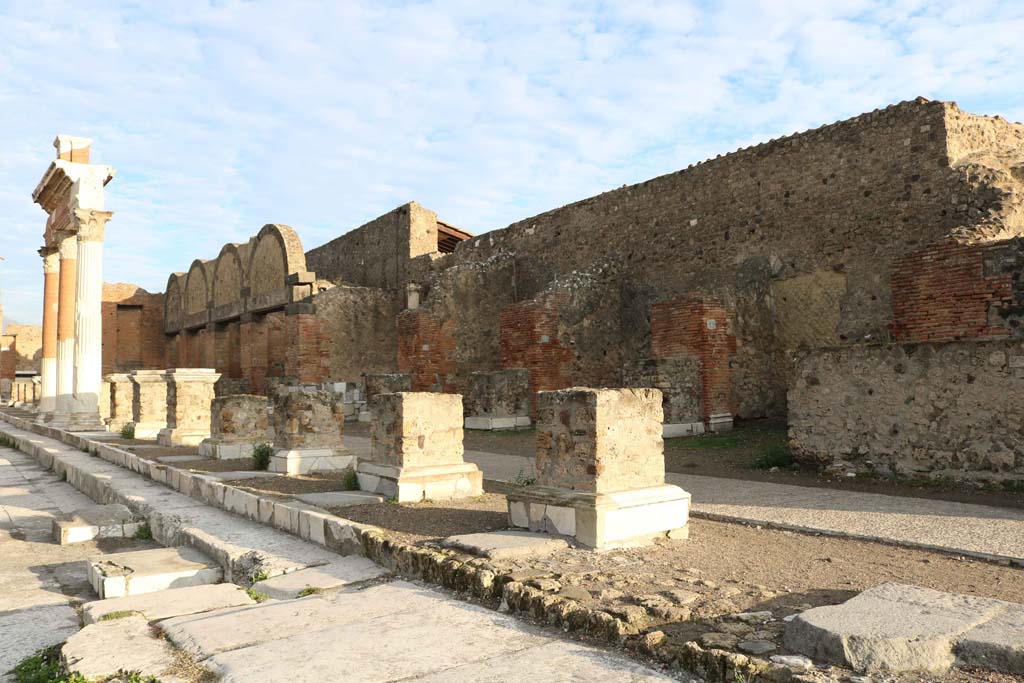 VII.8.00, Pompeii Forum. December 2108.  
Looking north along east side of Forum in north-east corner, with line of statue bases. Photo courtesy of Aude Durand.