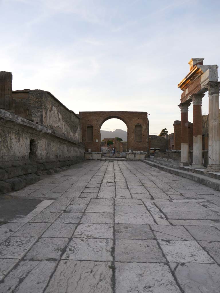 VII.8.00 Pompeii Forum. September 2018. Looking north on east side of Temple of Jupiter.
Foto Anne Kleineberg, ERC Grant 681269 DÉCOR.