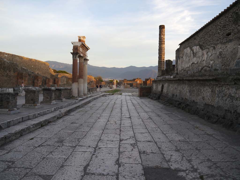 VII.8.00 Pompeii Forum. September 2018. Looking south along east side of Forum, with Temple of Jupiter, on right.
Foto Anne Kleineberg, ERC Grant 681269 DÉCOR.