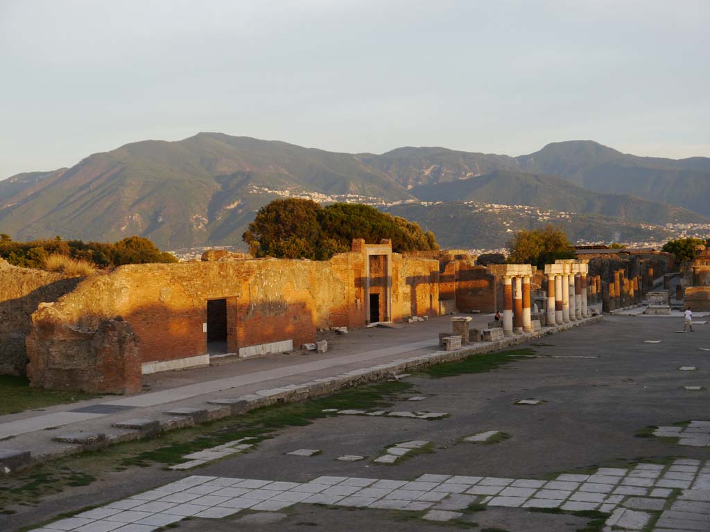 VII.8.00, Pompeii Forum. September 2018. Looking south-east along east side from Temple of Jupiter.  
Foto Anne Kleineberg, ERC Grant 681269 DÉCOR.