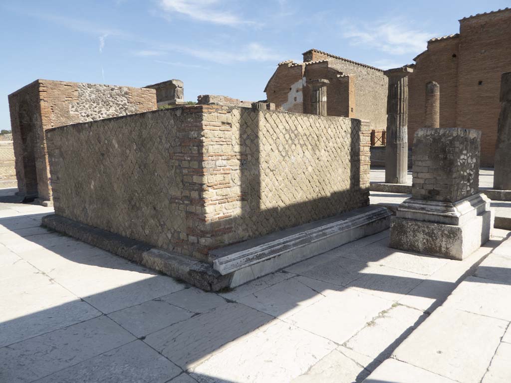 VII.8 Pompeii. South side of forum in south-west corner. September 2018. Looking south towards statue bases.  
Foto Annette Haug, ERC Grant 681269 DÉCOR.