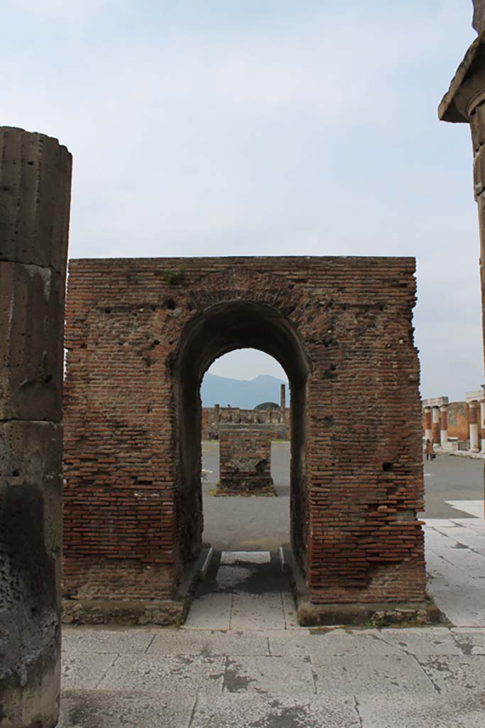 VII.8 Pompeii Forum. March 2014. 
Looking north through arched monument of Augustus to base for statue of Nero.
Foto Annette Haug, ERC Grant 681269 DÉCOR.