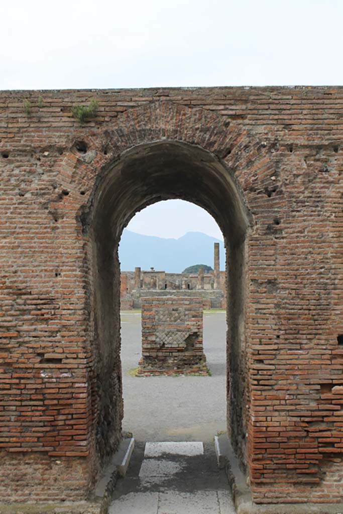 VII.8 Pompeii Forum. March 2014. 
Looking north towards detail of masonry of arched monument of Augustus.
Foto Annette Haug, ERC Grant 681269 DÉCOR.