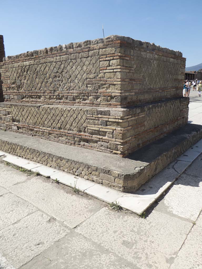 VII.8 Pompeii. South side of forum. September 2018. 
Looking north-west to statue base on east side of centre towards south-east corner. 
Foto Annette Haug, ERC Grant 681269 DÉCOR.
