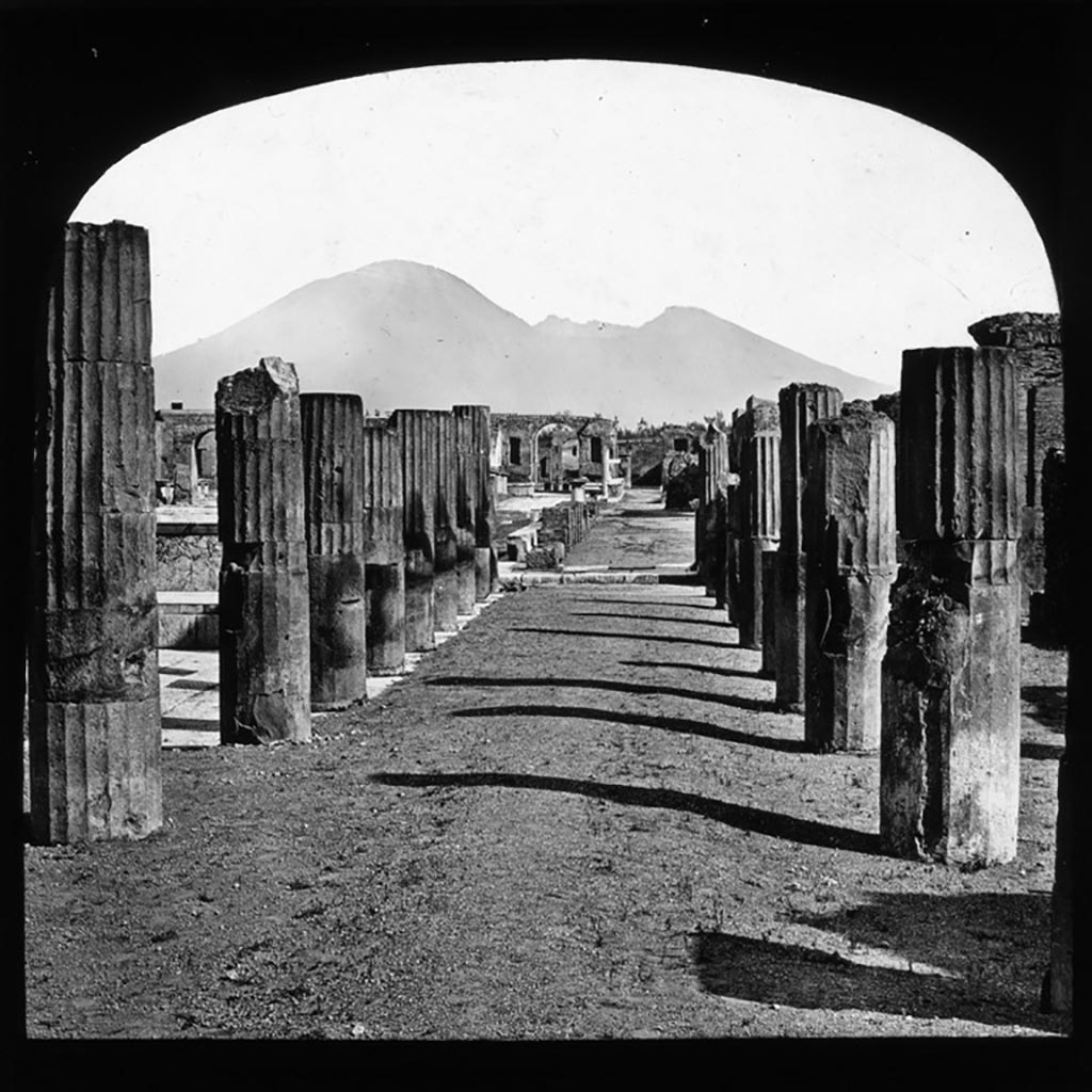 VII.8 Pompeii Forum. Photo by Harris Manchester College Oxford. Looking north along the east side, from south-east corner.
Used with the permission of the Institute of Archaeology, University of Oxford. File name HMCbx3im045. Source ID. 41383.
See photo on University of Oxford HEIR database