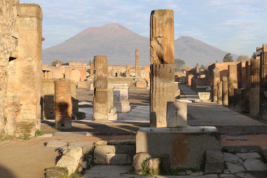 VII.8.00 Pompeii Forum. December 2018. 
Looking north from fountain at north end of Via delle Scuole, towards Forum portico in south-east corner. Photo courtesy of Aude Durand.