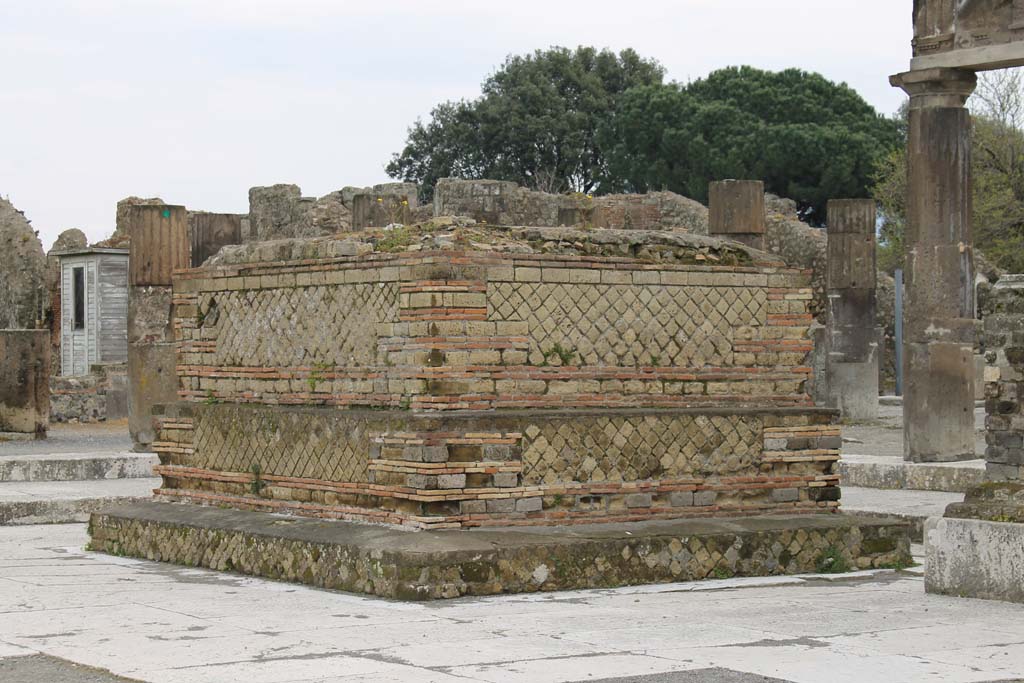 VII.8, Pompeii Forum. March 2014. Looking east towards large statue base in south-east corner of Forum.
Foto Annette Haug, ERC Grant 681269 DÉCOR.