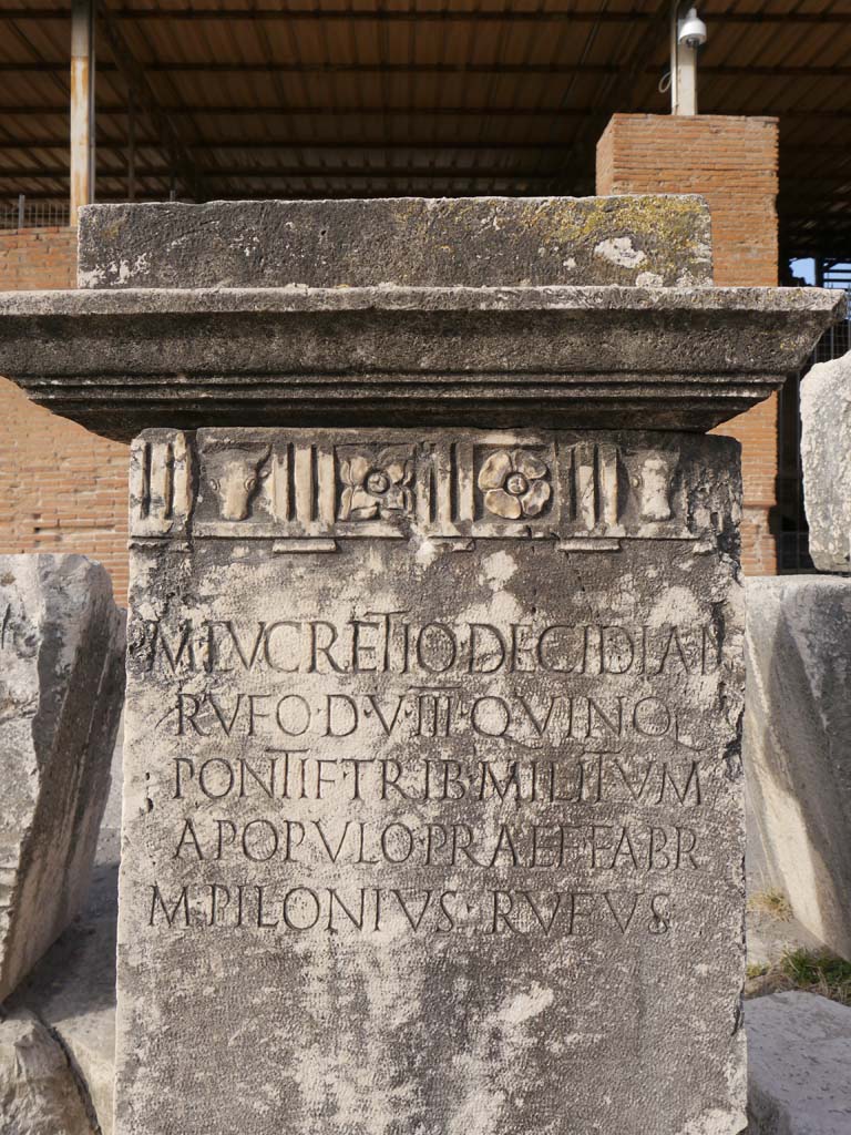 VII.8.00, Pompeii Forum. March 2019. Looking west to details on pedestal base.
Foto Anne Kleineberg, ERC Grant 681269 DÉCOR.