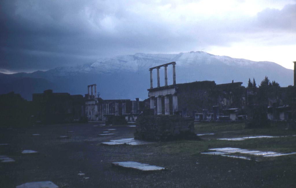 VII.8 Pompeii. February 1952. 
Looking south-west across Forum. Note the horizontal beams at the top of the upper rows of columns.
Photo courtesy of John Vanko. His father took this photo in 1952, identical to the one above.