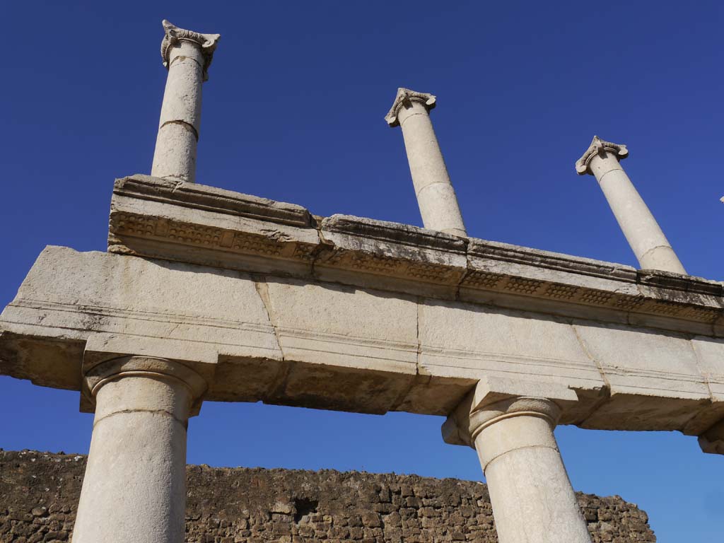 VII.8.00, Pompeii. March 2019.  Detail of two-tier portico on west side of Forum. 
Foto Anne Kleineberg, ERC Grant 681269 DÉCOR.
