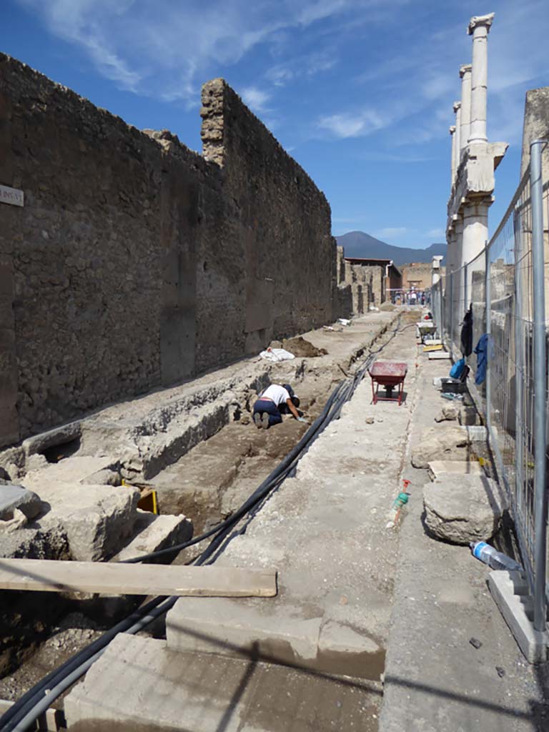 VII.8 Pompeii Forum. September 2015.  Looking north along west side of Forum portico.
Foto Annette Haug, ERC Grant 681269 DÉCOR.