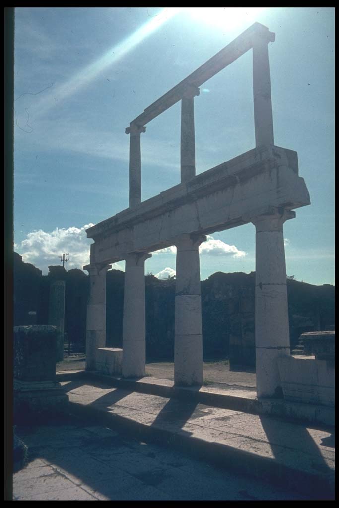VII.8 Pompeii Forum. Two-tier colonnade in south-west corner.
Photographed 1970-79 by Günther Einhorn, picture courtesy of his son Ralf Einhorn.