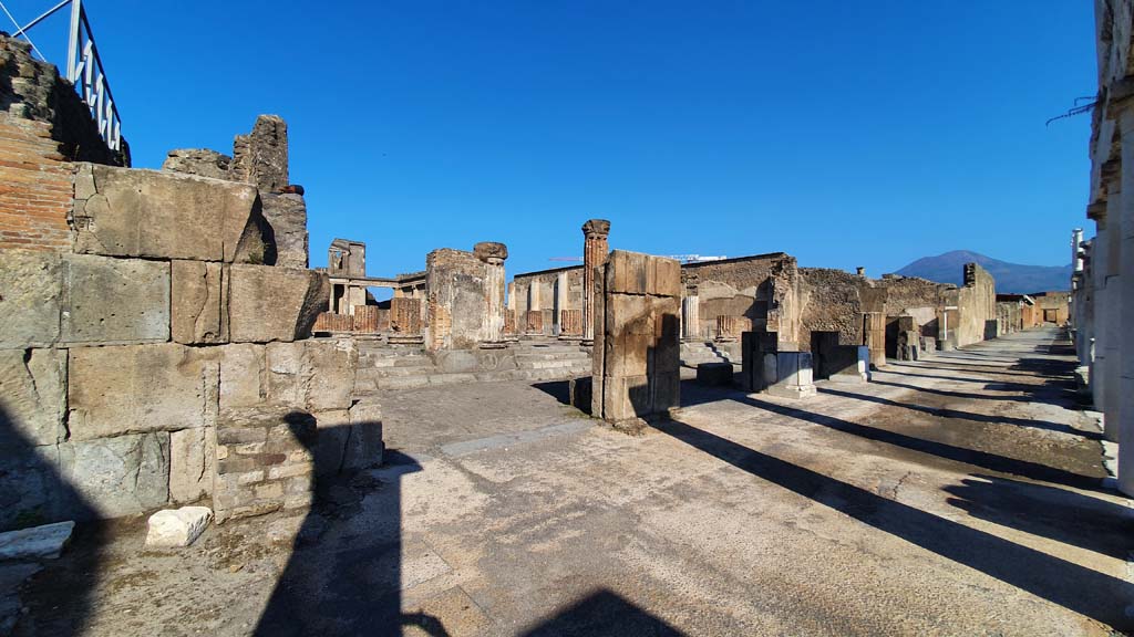 VII.8 Pompeii. July 2021. Looking north-west along west side of Forum towards the entrance steps to Basilica, in centre.
Foto Annette Haug, ERC Grant 681269 DÉCOR.