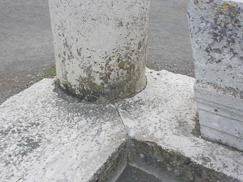 VII.8 Pompeii Forum. March 2014. Detail of base of column in south-west corner of portico.
Foto Annette Haug, ERC Grant 681269 DÉCOR.