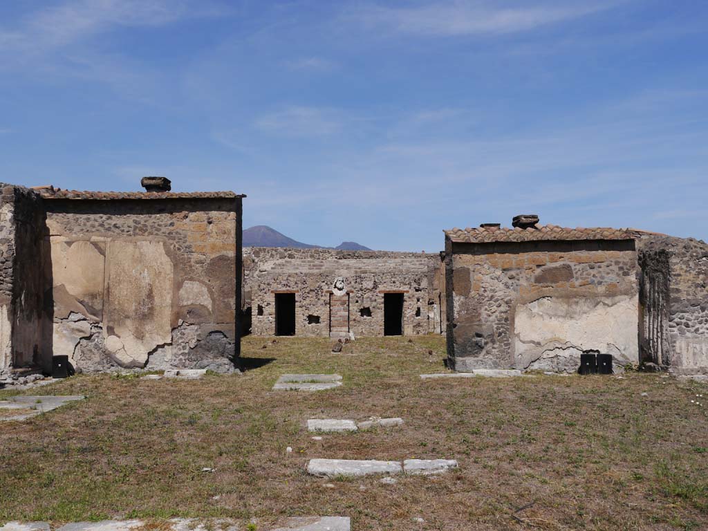 VII.8.01 Pompeii. September 2018. Looking north through entrance doorway from podium into Temple.
Foto Anne Kleineberg, ERC Grant 681269 DÉCOR.