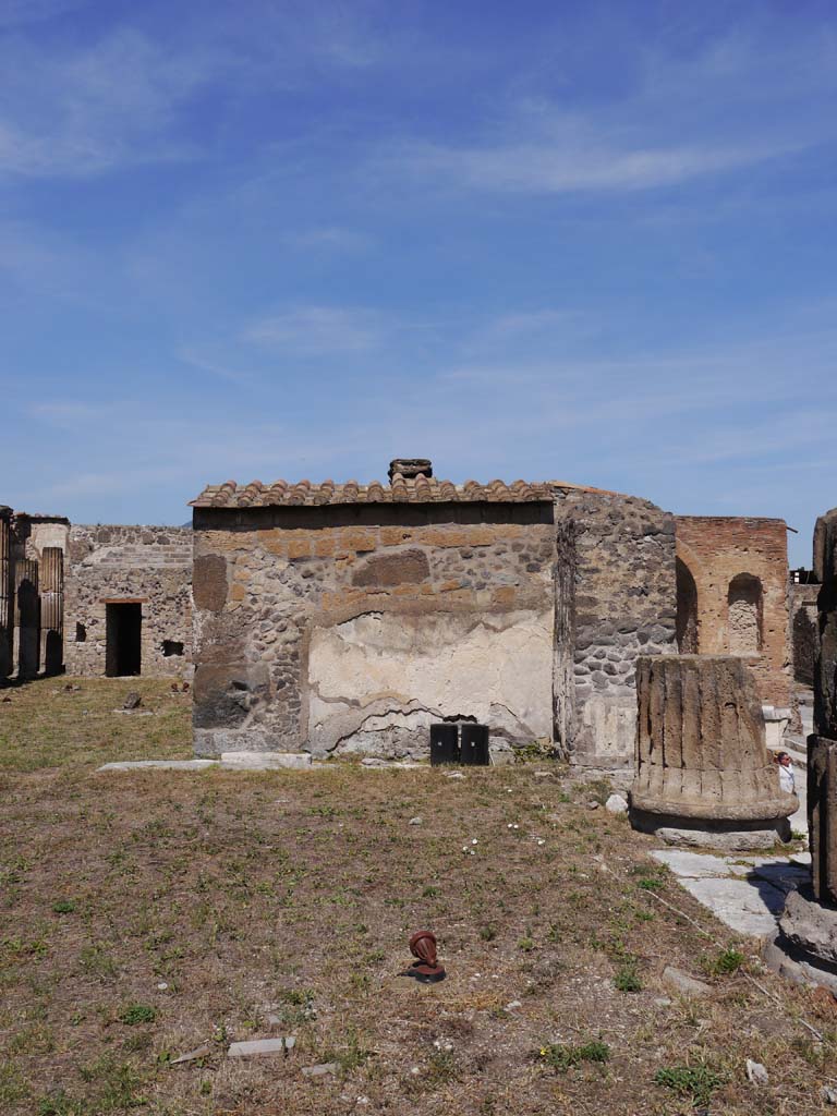 VII.8.01 Pompeii. September 2018. Looking north to exterior wall on east side of doorway of Temple.
Foto Anne Kleineberg, ERC Grant 681269 DÉCOR.