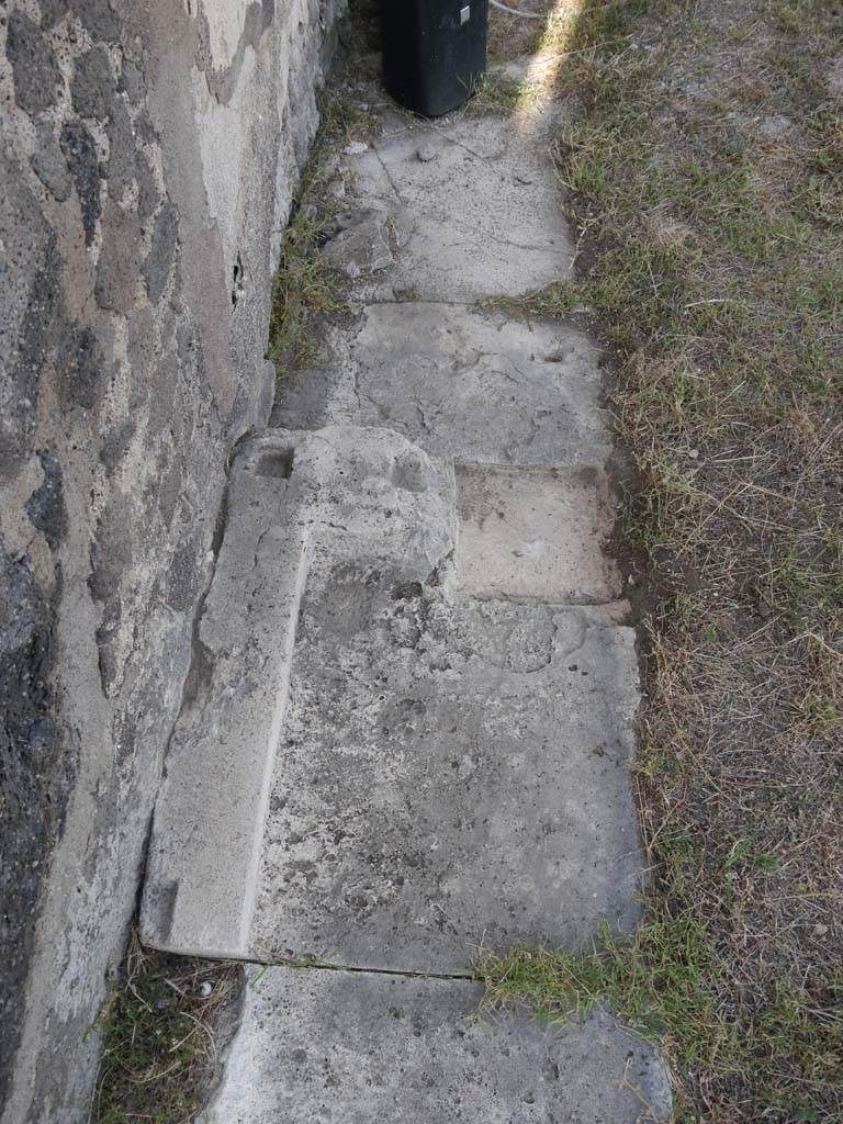 VII.8.01 Pompeii. September 2018. Looking east, with detail of paving on east side of Temple doorway.
Foto Anne Kleineberg, ERC Grant 681269 DÉCOR.