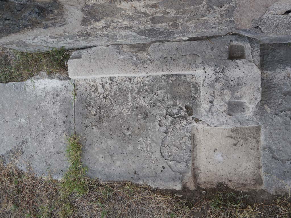 VII.8.01 Pompeii. September 2018. Looking north, with detail of paving on east side of doorway.
Foto Anne Kleineberg, ERC Grant 681269 DÉCOR.