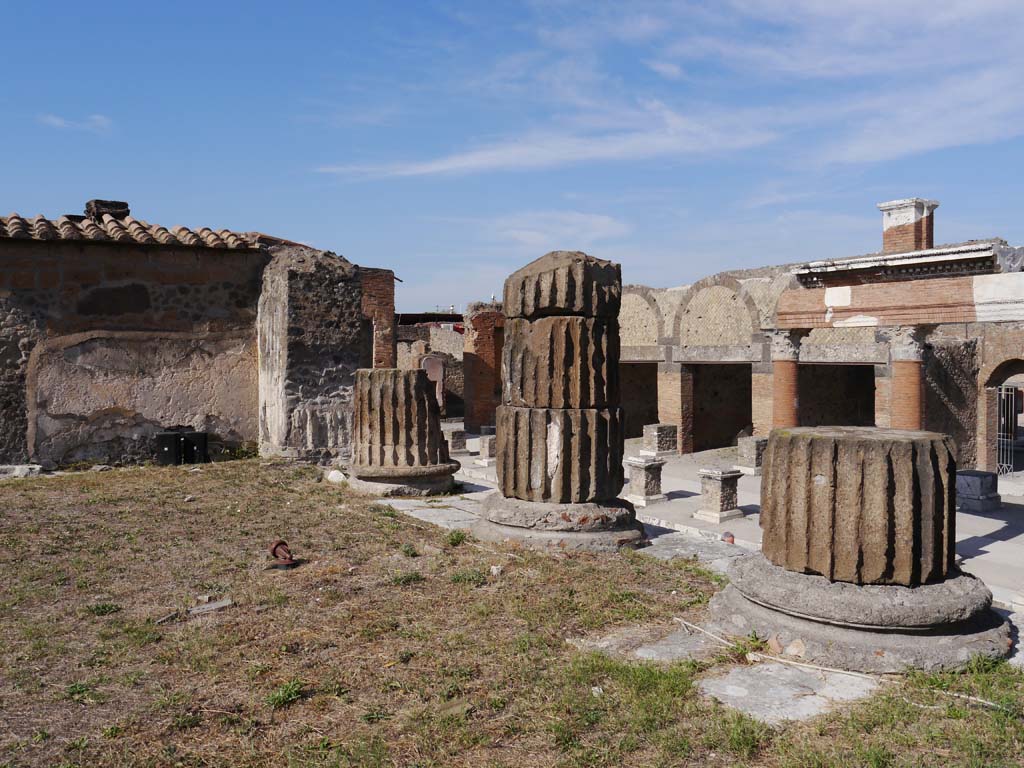 VII.8.01 Pompeii. September 2018. Looking north-east from east end of podium.
Foto Anne Kleineberg, ERC Grant 681269 DÉCOR.