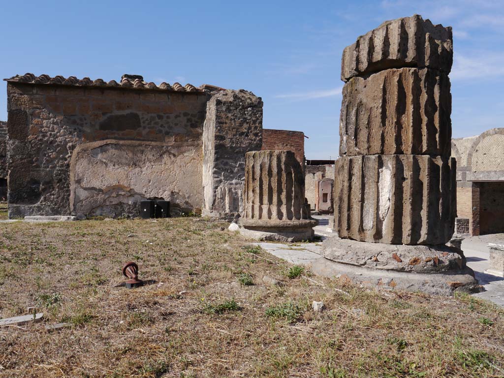 VII.8.01 Pompeii. September 2018. Looking north-east from east end of podium.
Foto Anne Kleineberg, ERC Grant 681269 DÉCOR.