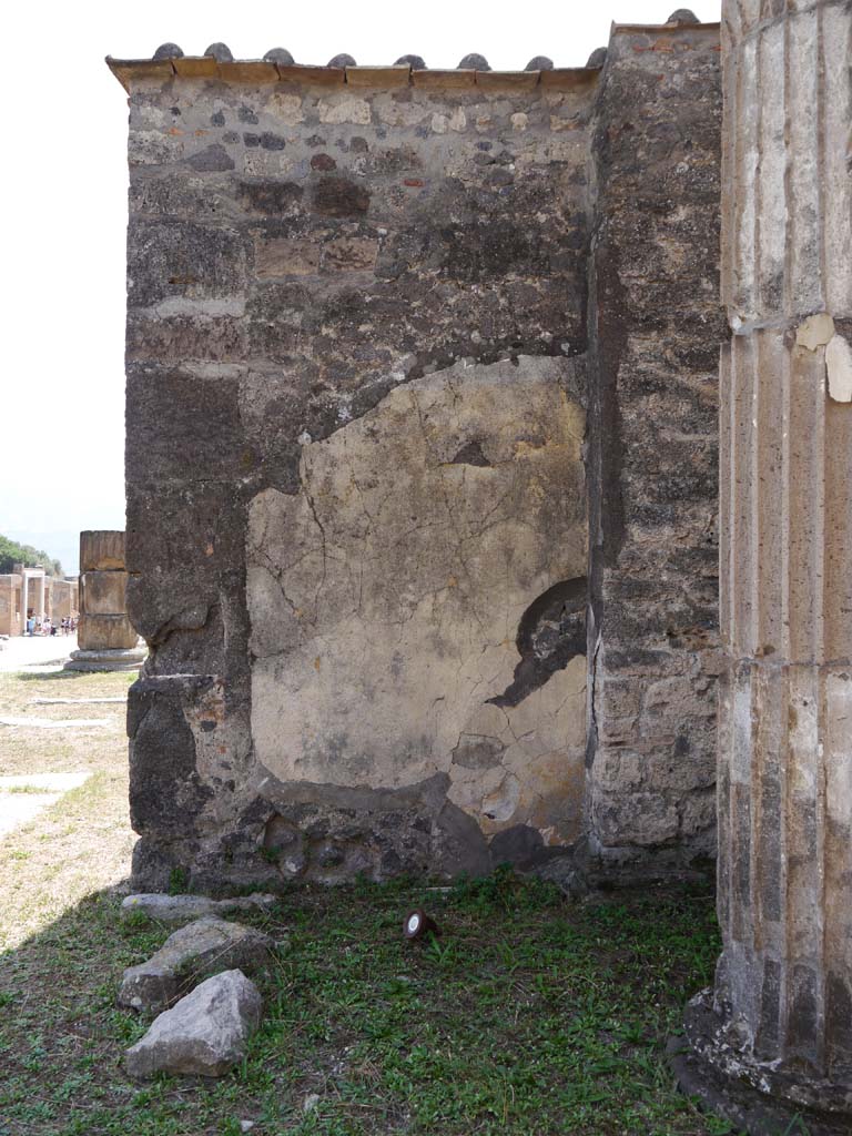VII.8.01 Pompeii. September 2018. Looking towards south wall on west side of doorway into Temple.
Foto Anne Kleineberg, ERC Grant 681269 DÉCOR.