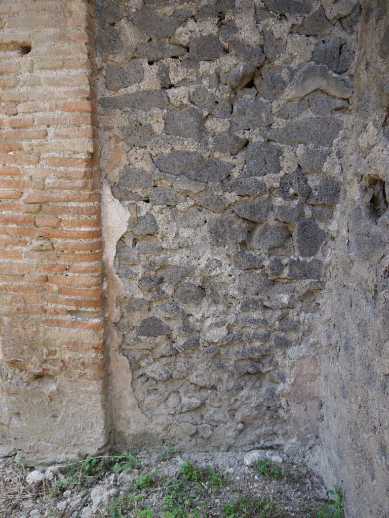 VII.8.01 Pompeii. September 2018. West wall at base of steps.
Foto Anne Kleineberg, ERC Grant 681269 DÉCOR.