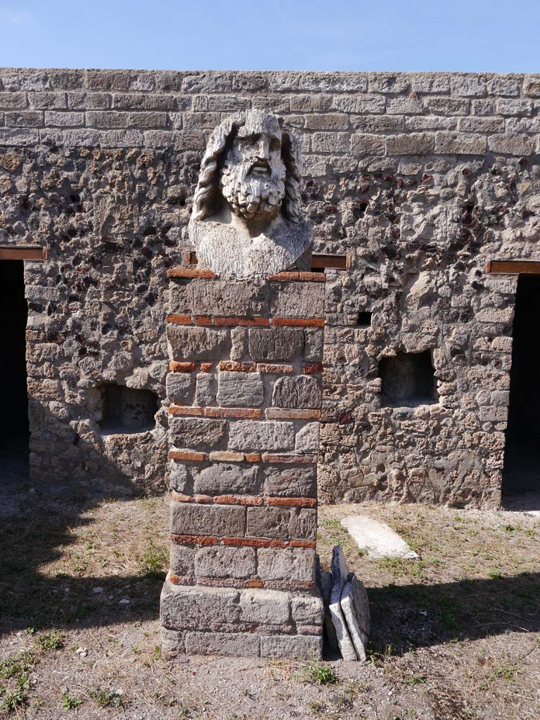 VII.8.01 Pompeii. September 2018. Head of Jupiter/Giove.
Foto Anne Kleineberg, ERC Grant 681269 DÉCOR.
