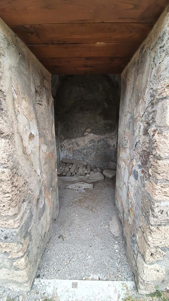 VII.8.1 Pompeii. August 2021. 
Looking through doorway of room in centre of north wall. 
Foto Annette Haug, ERC Grant 681269 DÉCOR.