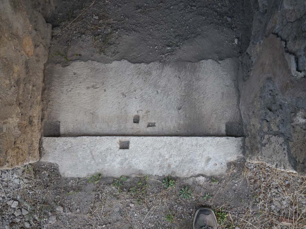 VII.8.01 Pompeii. September 2018. Doorway threshold of central room near north wall. 
Foto Anne Kleineberg, ERC Grant 681269 DÉCOR
