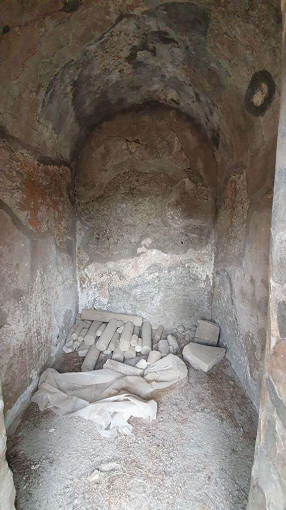 VII.8.1 Pompeii. August 2021. 
Looking north through doorway of central room against north wall.
Foto Annette Haug, ERC Grant 681269 DÉCOR.
