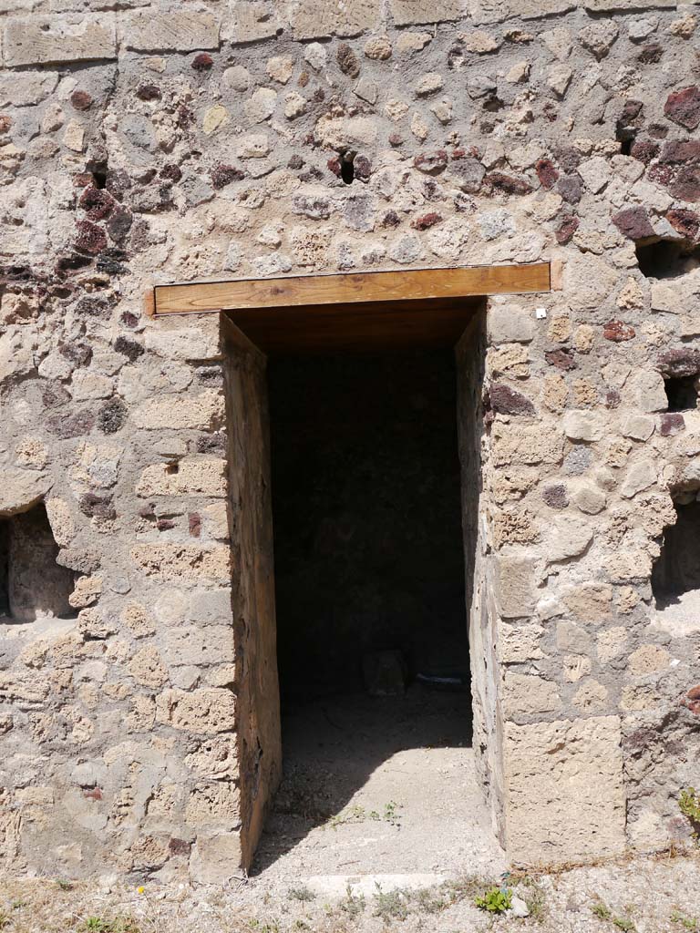 VII.8.01 Pompeii. September 2018. Doorway to room on east side against north wall.
Foto Anne Kleineberg, ERC Grant 681269 DÉCOR.