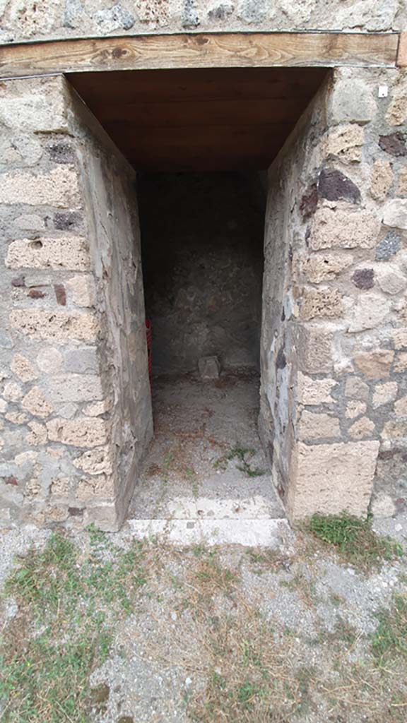 VII.8.1 Pompeii. August 2021. Doorway to room on east side of north wall.
Foto Annette Haug, ERC Grant 681269 DÉCOR.