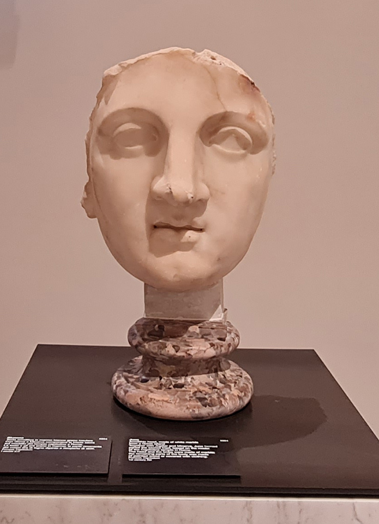 VII.8.1 Pompeii. White marble acrolithic head of Juno. 
Jupiter, Juno and Minerva formed the sacred triad, but only the images of Jupiter and Juno remain in the Pompeii Capitolium.
Now in Naples Archaeological Museum. Inventory number 6264.