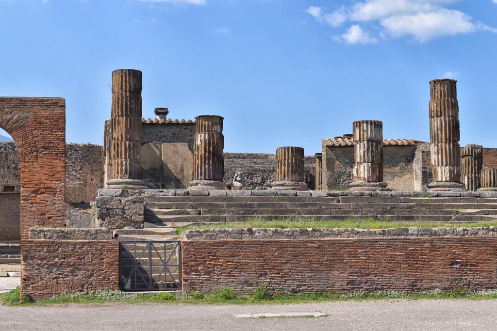 VII.8.1 Pompeii. April 2018. Looking north to steps on west side of Temple, leading up the podium. 
Photo courtesy of Ian Lycett-King. Use is subject to Creative Commons Attribution-NonCommercial License v.4 International.