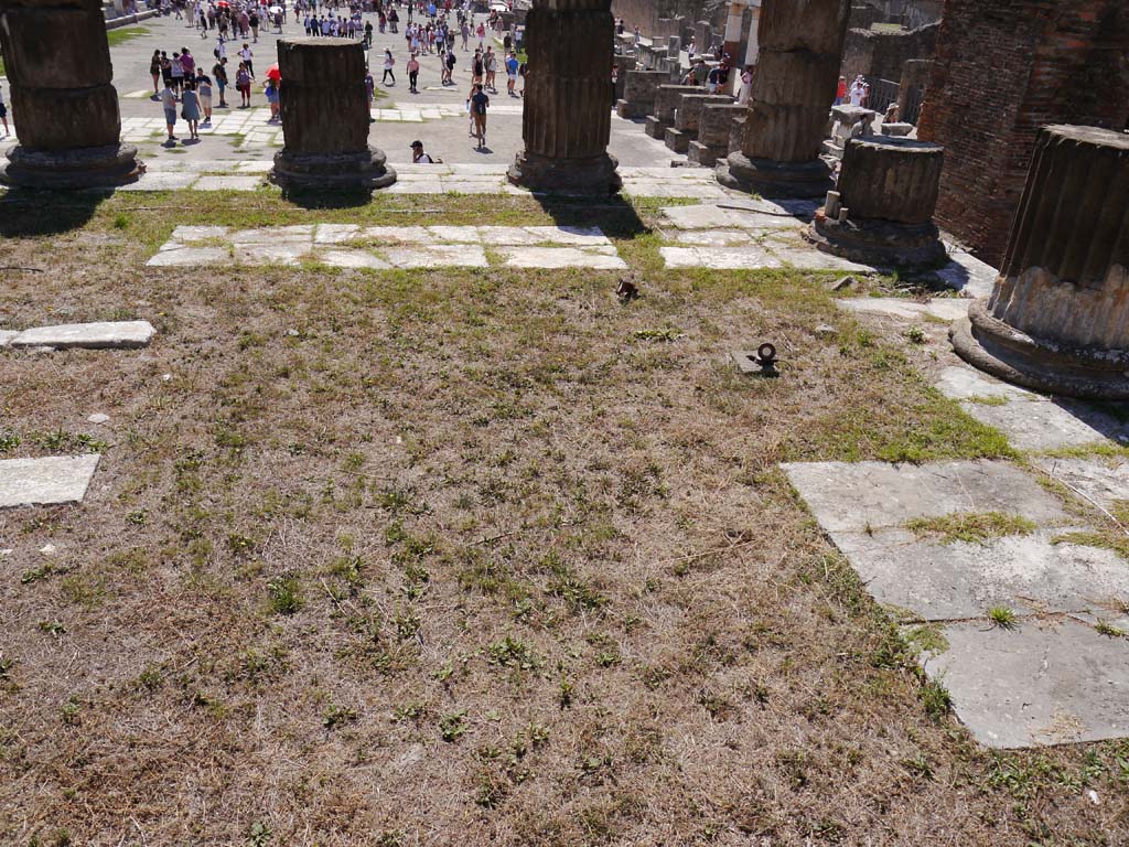 VII.8.01 Pompeii. September 2018. Looking south across paving on west side of podium. 
Foto Anne Kleineberg, ERC Grant 681269 DÉCOR.