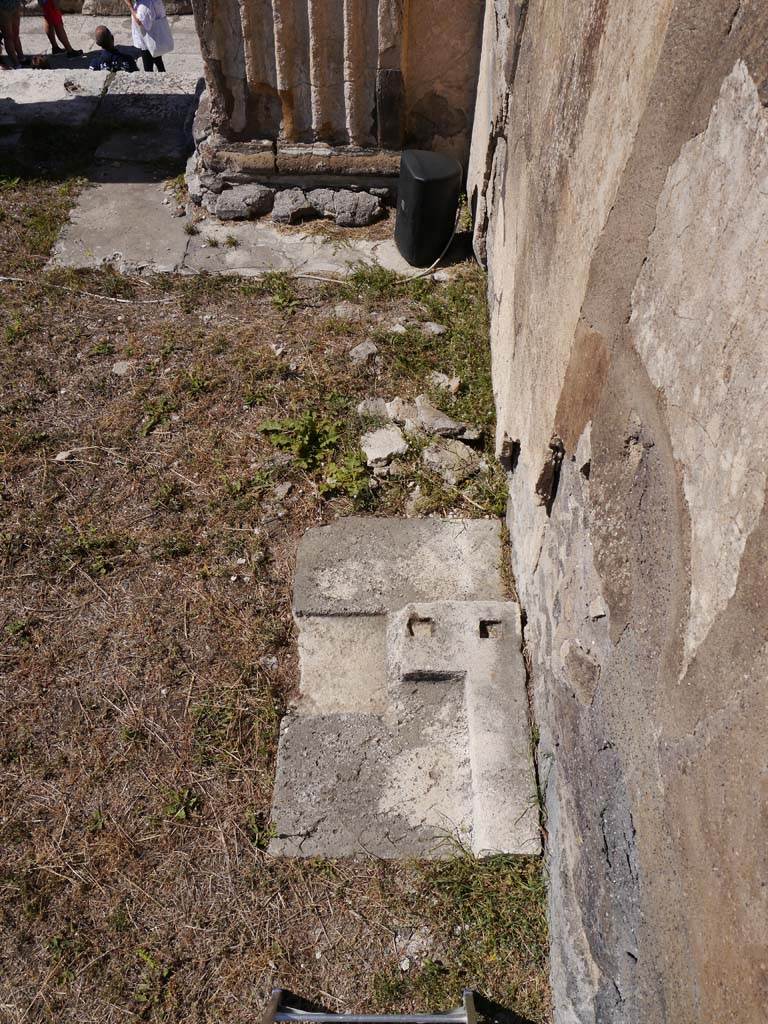 VII.8.01 Pompeii. September 2018. Looking west along south front exterior wall, with detail of paving.  
Foto Anne Kleineberg, ERC Grant 681269 DÉCOR.