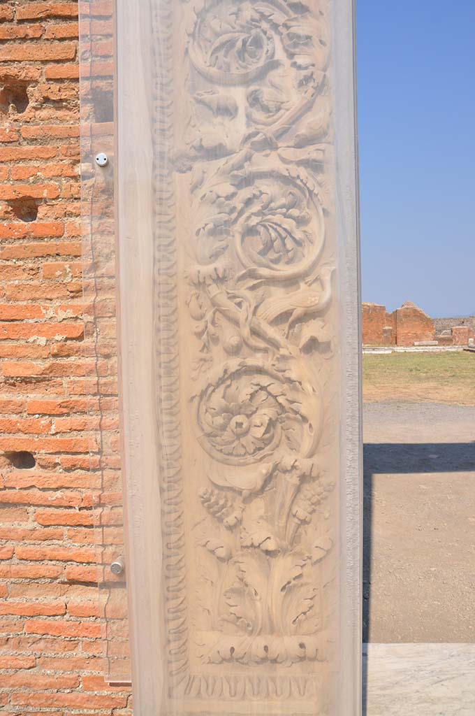 VII.9.1, Pompeii. July 2017. Entrance decoration, base of north side of doorway.
Foto Anne Kleineberg, ERC Grant 681269 DÉCOR.