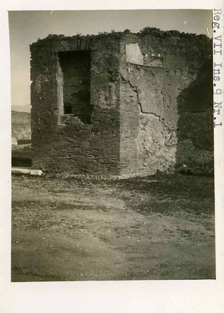 VII.9.1 Pompeii. Pre-1937-39. 
Portico 1. South end. Small niche between entrance 6, on left, and apsidal niche 4, on right.
Photo courtesy of American Academy in Rome, Photographic Archive. Warsher collection no. 1158.