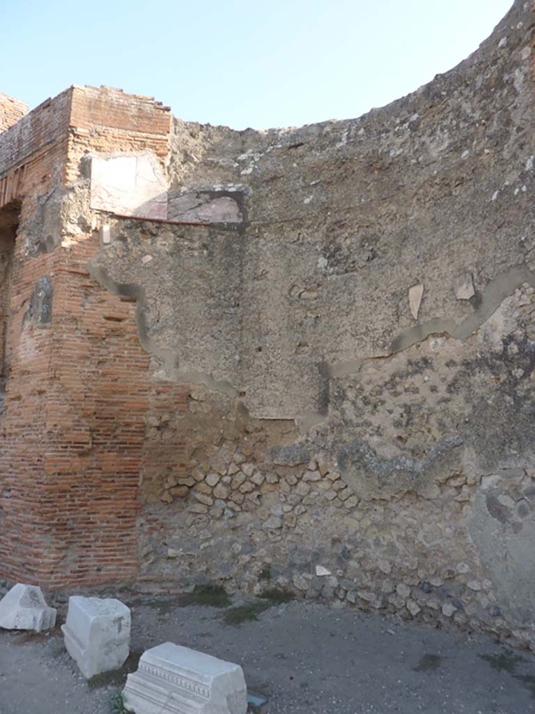 VII.9.1 Pompeii.  October 2014. Portico 1. South end. Looking towards north side of apsidal niche 4.
Foto Annette Haug, ERC Grant 681269 DÉCOR