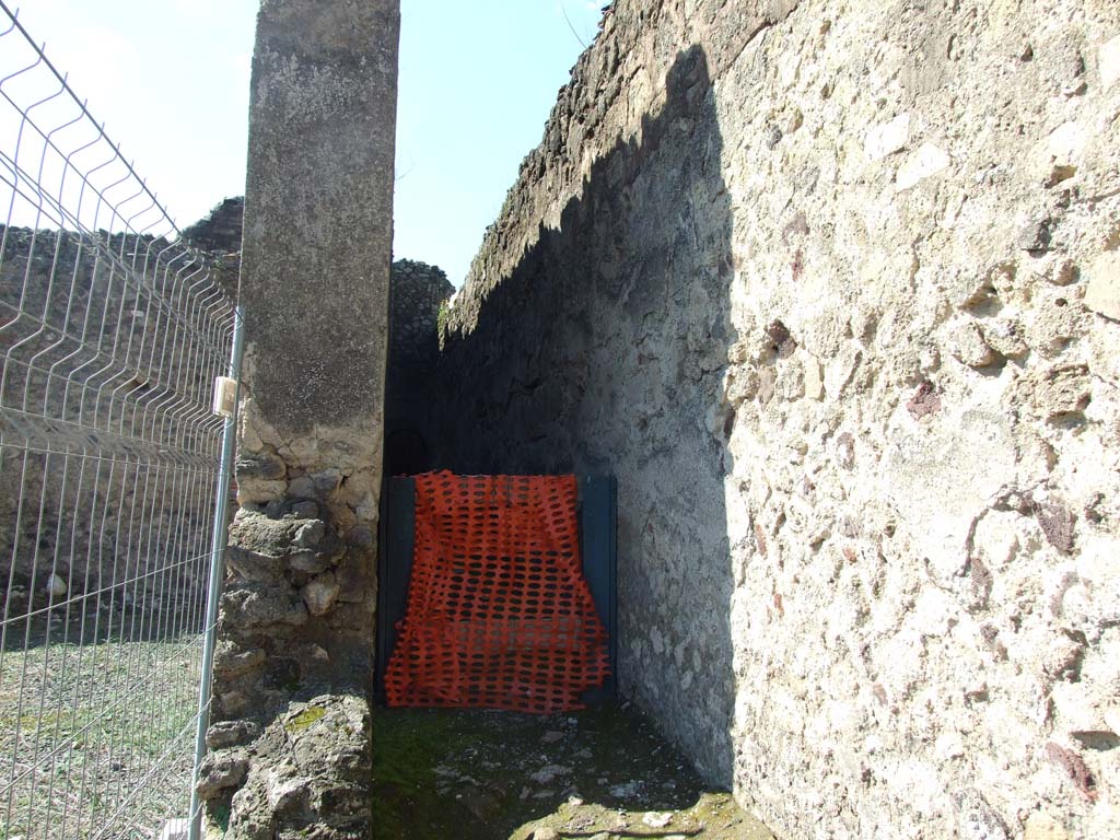 VII.9.1 Pompeii. March 2009. North-west corner at the rear of north corridor 12.
Looking west along narrow passage between VII.9.1 on the left and the wall of VII.9.2. 
The narrow passage leads from the end of Vicolo degli Scheletri almost to the Forum.