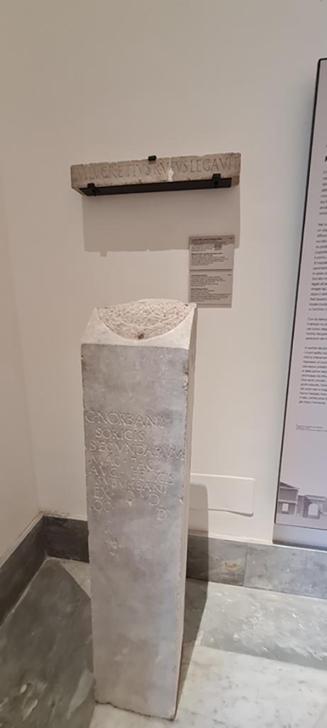 VII.9.1 Pompeii, portico of the building known as Eumachia. April 2023. 
Gaius Norbanus Sorex. Acephalus herm with inscription. Made of coloured marble.
The inscription refers to a famous actor who played minor parts. 
He lived during the Sulla era (138-78 BC) and is mentioned by the author Plutarch (AD 48-127).
On display in “Campania Romana” gallery in Naples Archaeologial Museum.
Photo courtesy of Giuseppe Ciaramella.
(Caio Norbano Sorico. Erma acefalo con iscrizione. Realizzato in marmo colorato. 
L'iscrizione ricorda un famoso attore di parti secondaria vissuto nell’età di Silla (138-78 a.C.) è citato da Plutarco (48-127 d.C.).
Pompei, portico dell'edificio detto di Eumachia.)